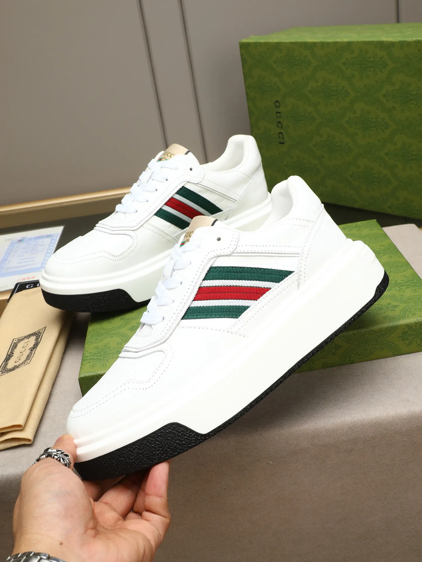 Men's shoes 💰480 New men's shoes GUCCI Fashion trend Made of first-layer calfskin ➕ washed sheep lining! The foot feels super comfortable and the workmanship is impeccable. Foam ultra-light outsole, size: 38-44 (45 customized) 3 colors to choose from!